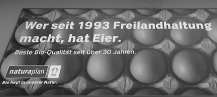 A carton of eggs with German text promoting organic free-range eggs and emphasizing quality and nature.
Description generated by AI